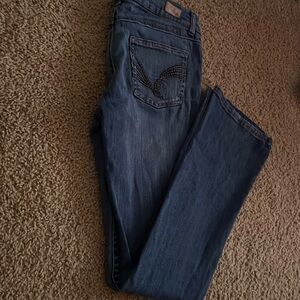 Selling a pair of low rise jeans size 7L.